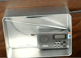 Radio in Blechdose mit eingeführtem Kabel