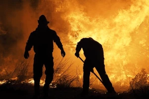 2 Feuerwehrmänner bei der Brandbekämpfung