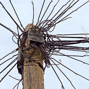 Telegrafenmast mit einer Vielzahl von abgehenden Leitungen