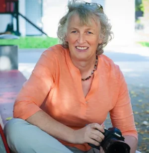 Martina-Kreutz-Foto_2 Portrait Martina Kreutz mit Kamera in der Hand